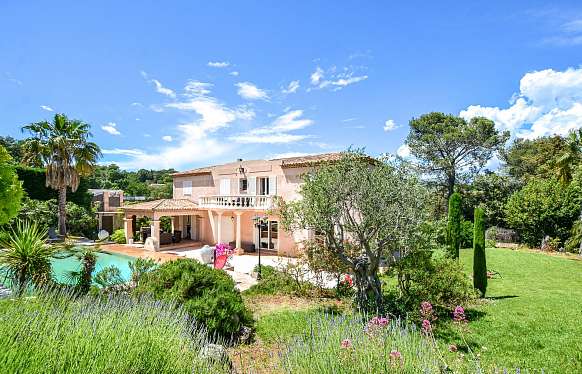 Family house in a calm neighborhood in Biot