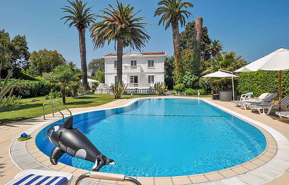 Bourgeois Style Villa Just 3 Minutes from Cap d’Antibes Beaches