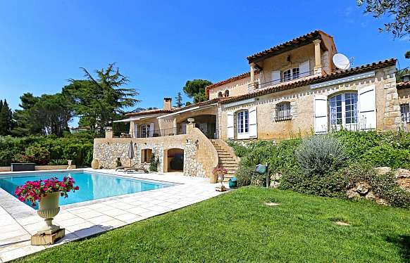 Provençal house overlooking Mougins surroundings