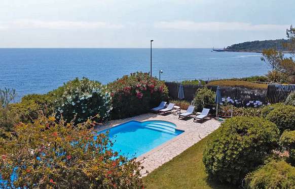 Rent house close to the beach Garoupe in Cap d'Antibes