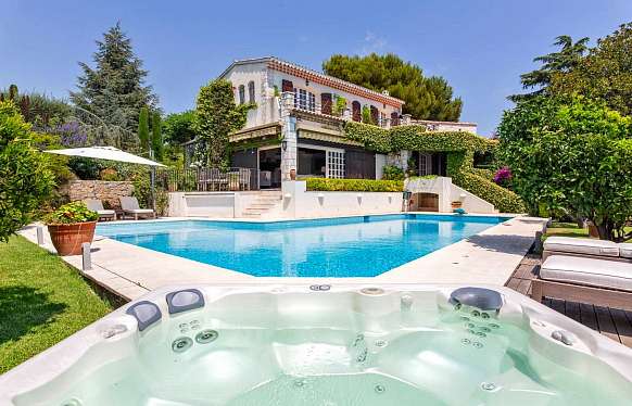 House with pool in quiet area of Juan les Pins