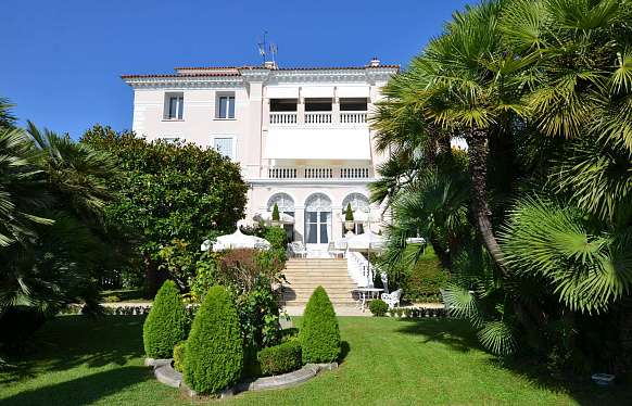 Appartement à la location avec une vue mer au Cap d'Antibes