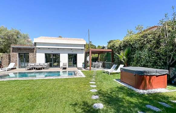 Villa in Cap d'Antibes 300 meters from the Beach