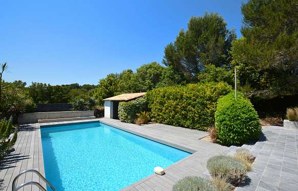 Rent villa with swimming pool in Biot