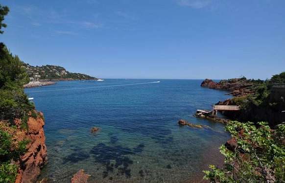 Villa pieds dans l'eau à la location à Théoule-sur-Mer