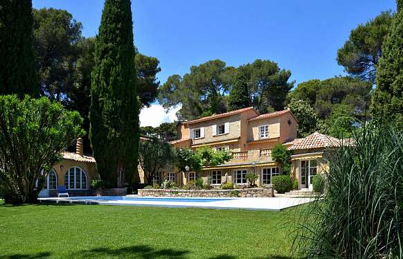 Classic Manor in Secure Juan-les-Pins Domain Near Beach