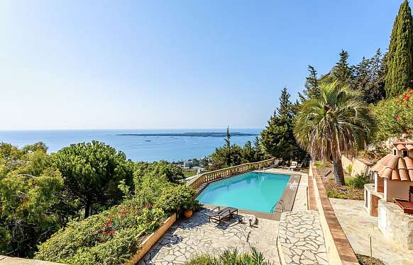 Villa boasting panoramic views of the Bay of Cannes