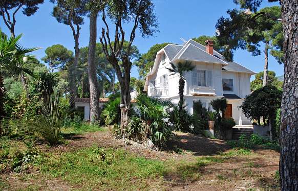 Roquebrune-Cap-Martin 3 level home, in quiet area 8 km from Monaco