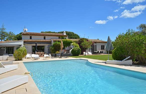 Rent villa in Les Salins area in Saint Tropez