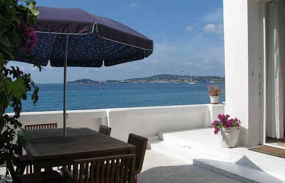 Rent water front apartment with direct access to the beach in Eze-sur-mer