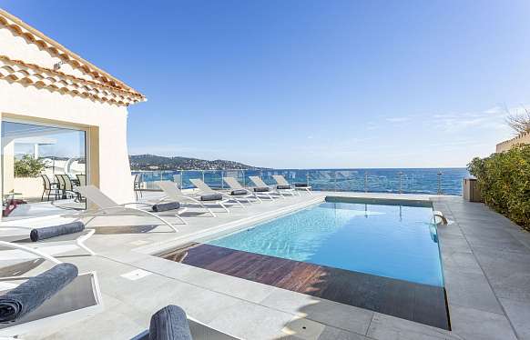 Villa pieds dans l'eau avec piscine à Sainte-Maxime