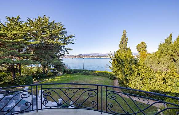 Cap d'Antibes Waterfront Villa with Expansive Grounds and Tennis Court