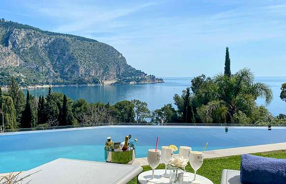 Villa à Eze avec vue mer panoramique et accès direct à la plage