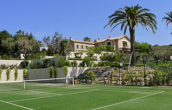 Opulent Beachside Villa in Cap d'Antibes with Tennis Court and Exclusive Amenities