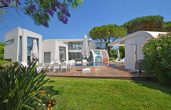 Secluded Modern Villa in Gated Saint-Tropez Community