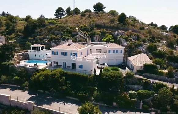 Villa on a hill in La Turbie with a view of the sea and Monaco