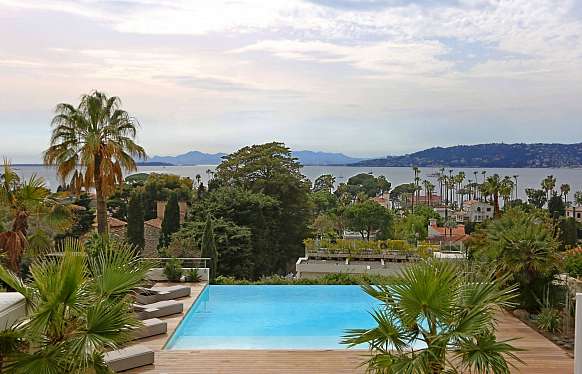 Contemporary house for rent in Cap d’Antibes with nice sea veiw