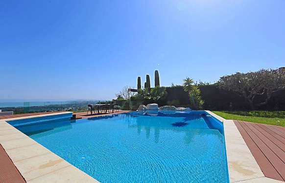 Vente villa dans un domaine fermé de Villeneuve-Loubet avec jolie vue mer