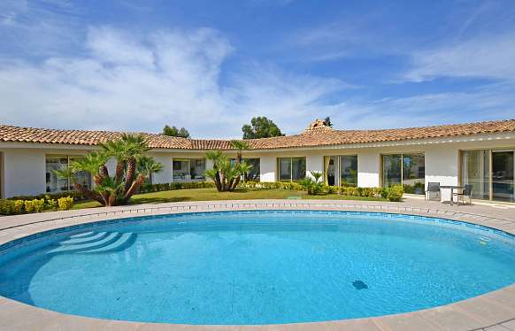 Villa designed by a Dutch architect to sell in Cannes