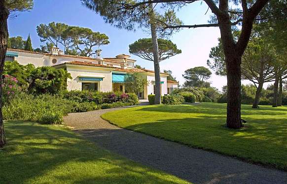 Rare propriété à louer à Cap d'Antibes. Accès privée à la mer. Terrain 10 hectares