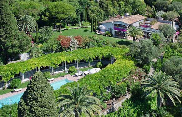 Elegant Cannes Mansion: Lush Gardens, Sea Views, Near Croisette