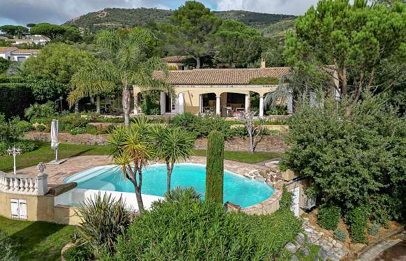 Villa à Beauvallon dans un domaine fermé proche plages