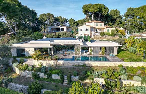 Villa in Antibes with a sea view from Cap d'Antibes to Golf Juan