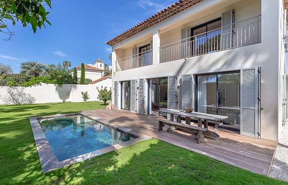 Villa neuve avec piscine au Cap d'Antibes à 200 mètres de la mer