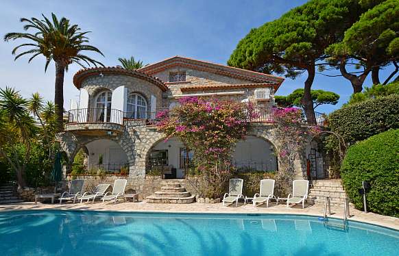 Location d'une villa dans un domaine fermé vue mer à Cannes