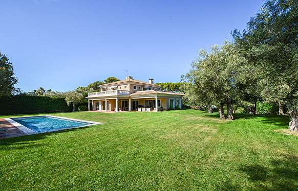 Spacious Cap d’Antibes Villa Steps from La Garoupe Beach