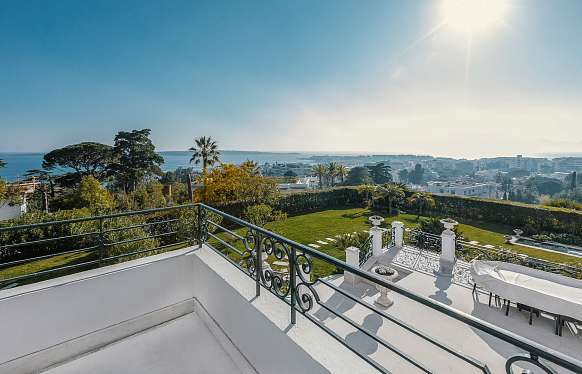 Cannes Californie Duplex with Sea Views and Belle Époque Elegance