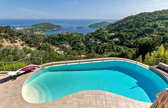 Modern Villa with Panoramic Bay Views in Villefranche-sur-Mer