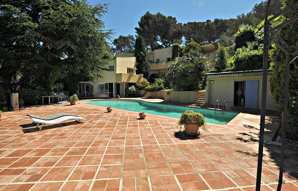 Spacious villa with great potential to sell in Mougins