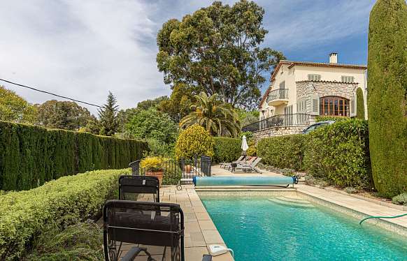 Villa in Mougins with views of the old town