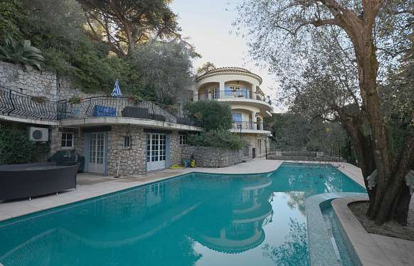 Rent cozy villa with swimming pool in Cannes