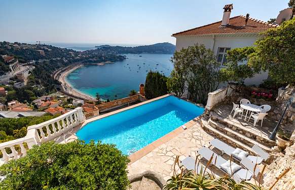 Villa à trois niveaux à Villefranche-sur-Mer avec vue mer panoramique