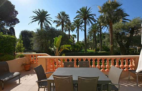 Location d'appartement dans une résidence fermée avec piscine à Cap d'Antibes