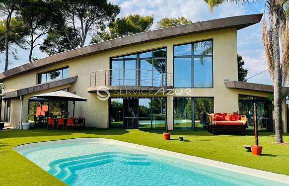 Villa lumineuse sur les collines de Golfe Juan avec vue panoramique sur la mer