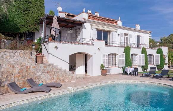 Villa à la location au Cannes avec une vue mer