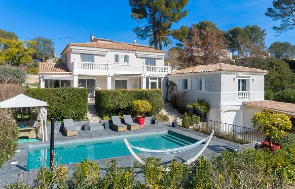 Jolie villa à louer dans un domaine fermé à côté de Golf de Cannes-Mougins