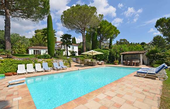 Villa à la location à Mougins avec un grand jardin