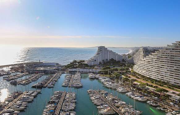 Appartement à Marina Baie des Anges avec vue mer imprenable