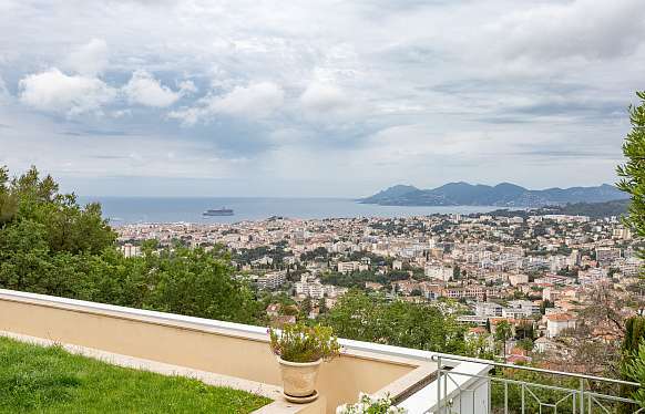 Sea and surroundings view villa in Cannes