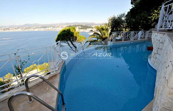 Villa with a magnificent view of the Bay of Angels in Nice