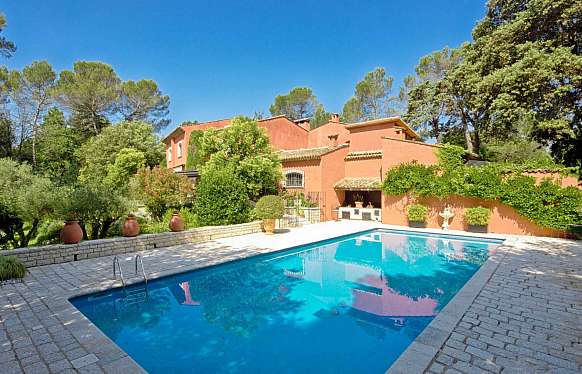 Home in gated community of Mougins close to golf club