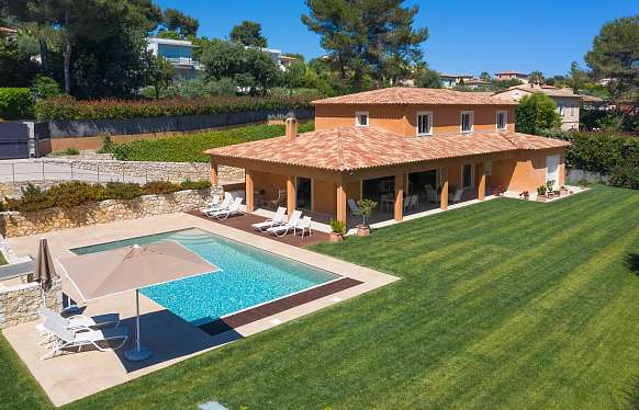 Family home in secure domain in a quiet area of Biot