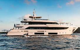 Buy a 33-meter Ferretti Custom Line Navetta in France