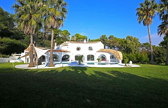 Contemporary house in secured residence of Mougins